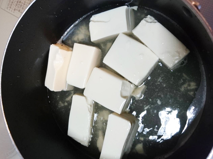 沸騰した湯に豆腐を入れる